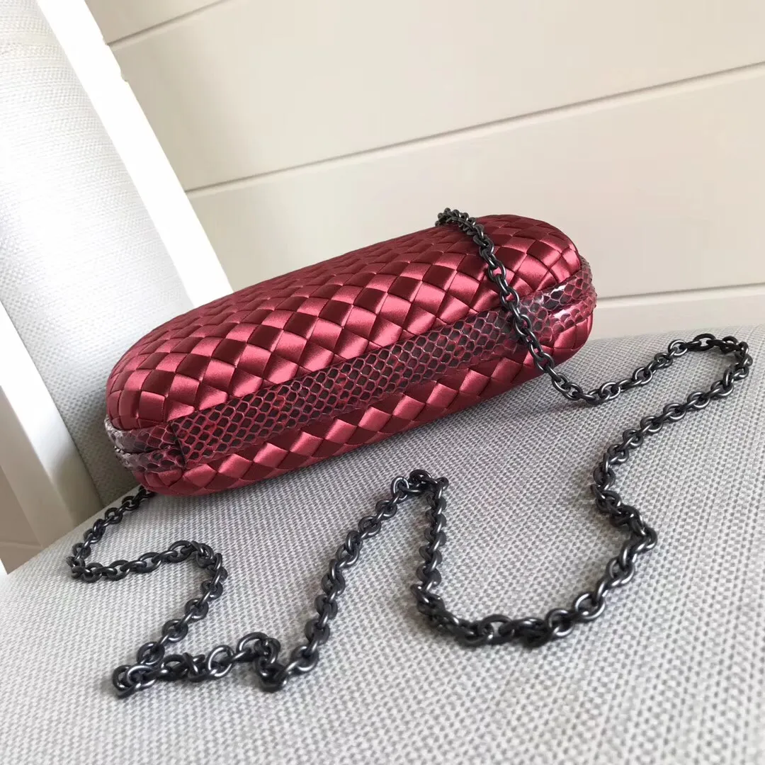 The latest and most popular Knot clutch from the 8651 counter is made of exquisite Japanese silk fabric with snakeskin piping. It looks elegant when worn cross-body or in the hand. It can also be carried by petite girls and can hold 2 iPhone X phones. Size: 20cm*12cm